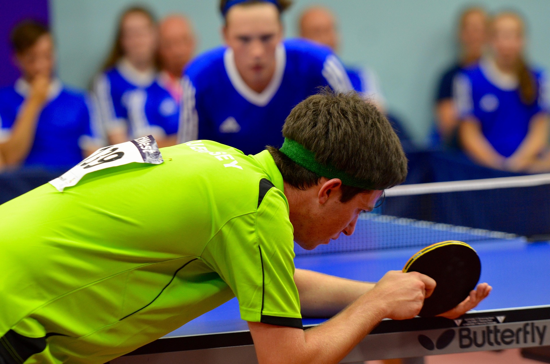 image d'adultes jouant au ping pong